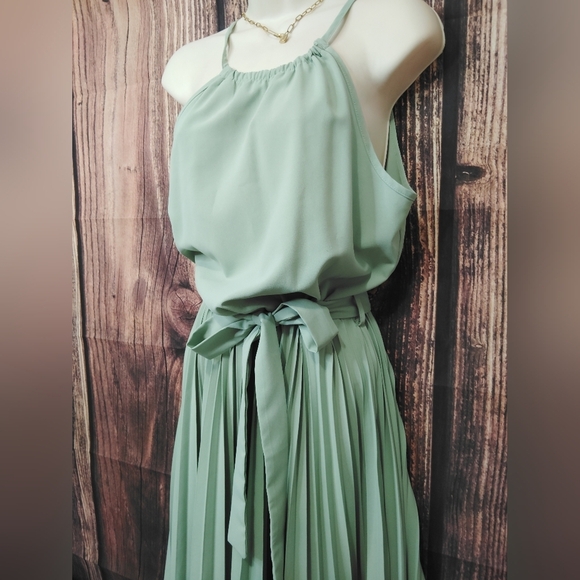 Elegant Green Sleeveless Dress Size Small - Picture 2 of 4